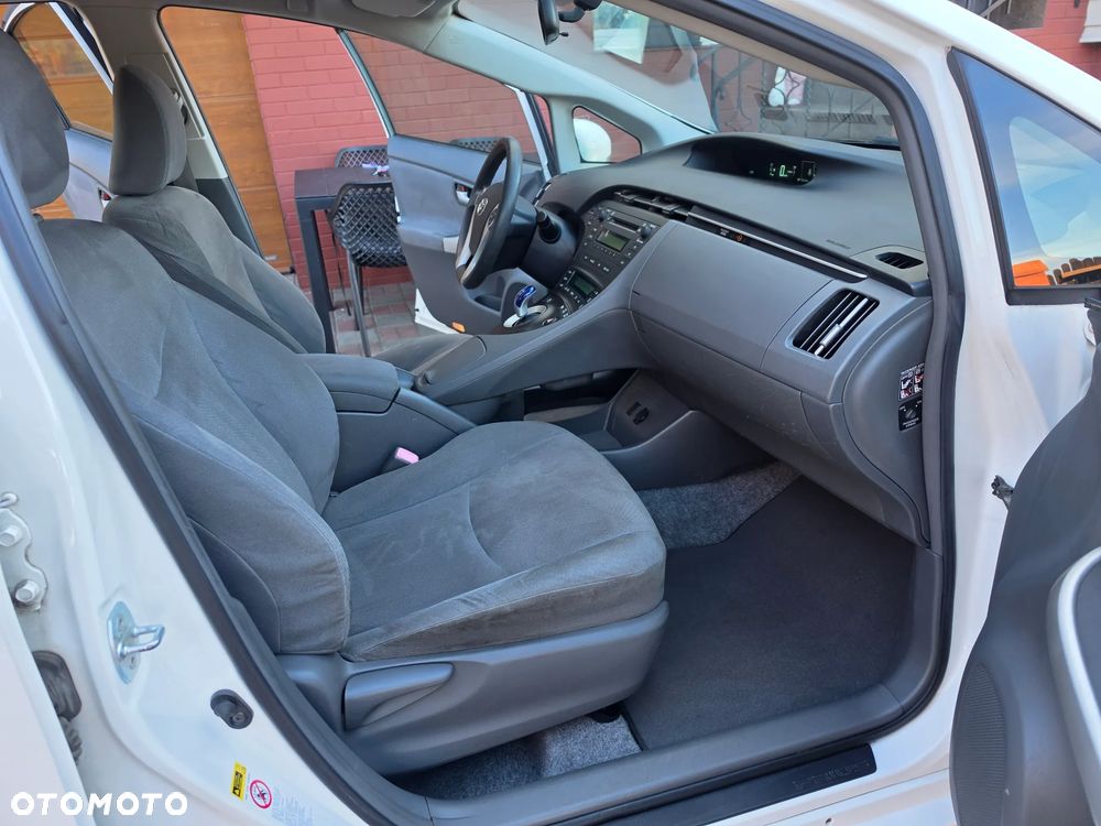 Toyota Prius (Hybrid) - 13