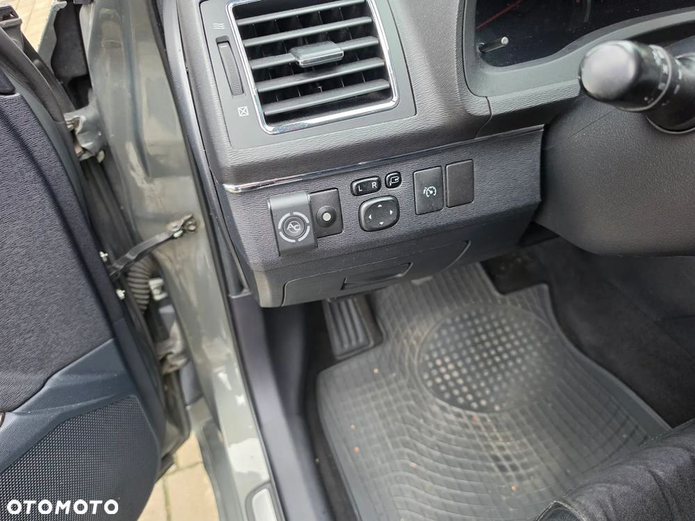 Toyota Avensis 1.8 Sol plus NAVI - 16
