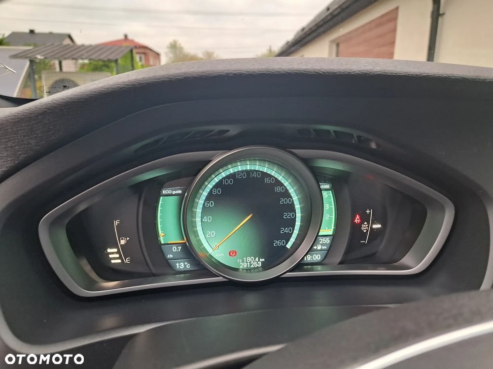 Volvo V40 D2 R-Design - 19