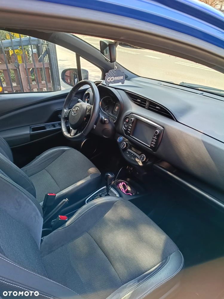 Toyota Yaris Hybrid 100 Dynamic - 17