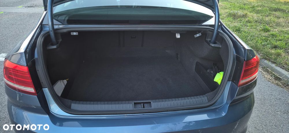 Volkswagen Passat - 12