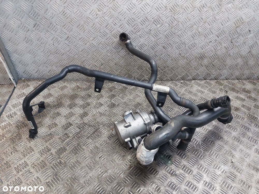 POMPA WODY ELEKTRYCZNA + OBUDOWA TERMOSTATU BMW E90 E91 318i 2.0 16V - 3