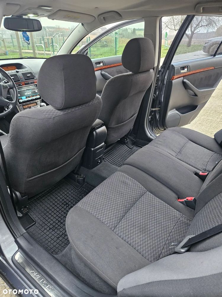 Toyota Avensis 2.0 D-4D Terra - 12