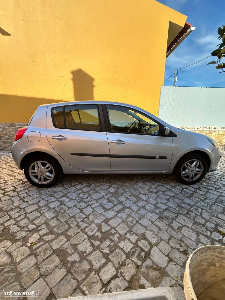Renault Clio 1.2 16V Confort - 2