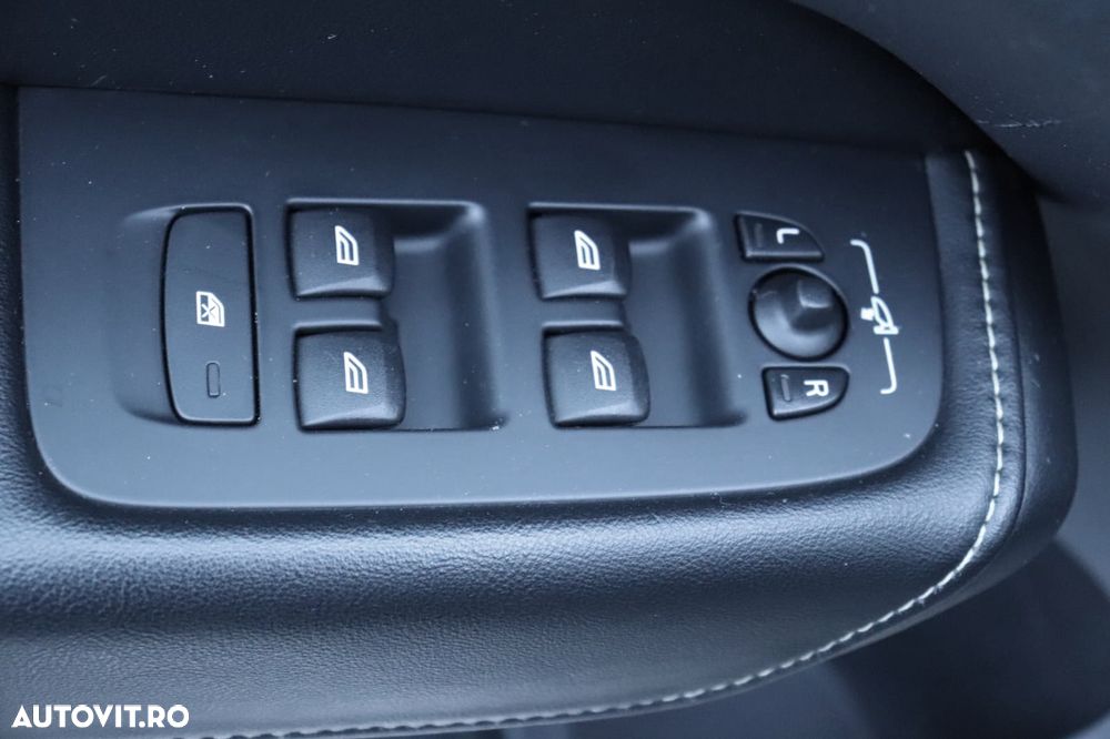 Volvo XC 60 D5 AWD Geartronic RDesign - 39