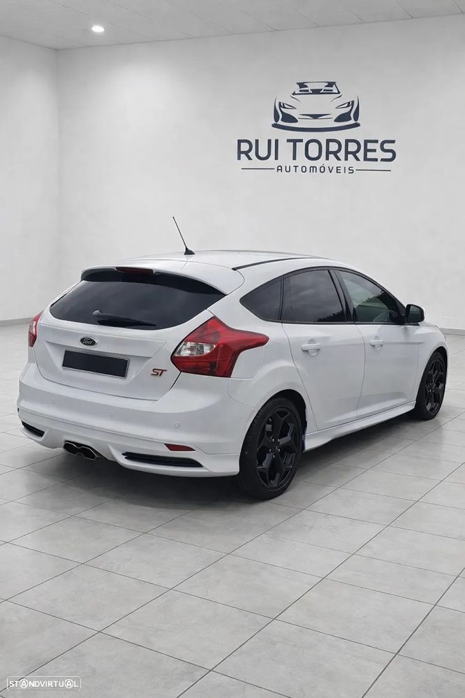 Ford Focus 2.0 EcoBoost ST c/ Pack Pele Desportiva - 9