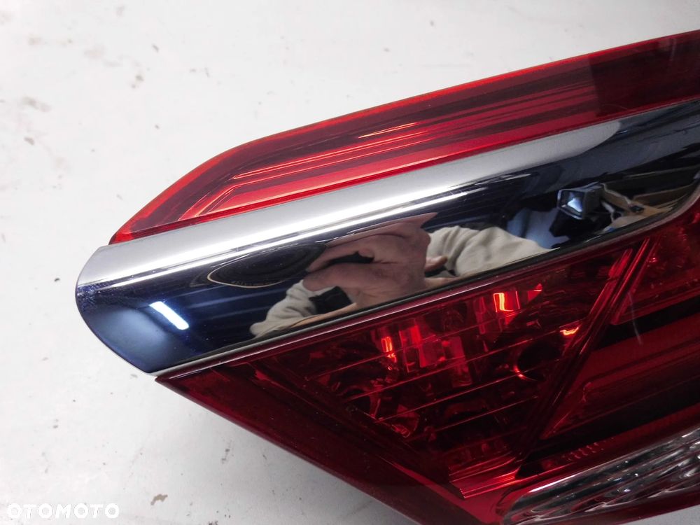 LAMPA W KLAPĘ HYUNDAI I40 LIFT KOMBI PRAWA TYLNA ORYGINAŁ - 2