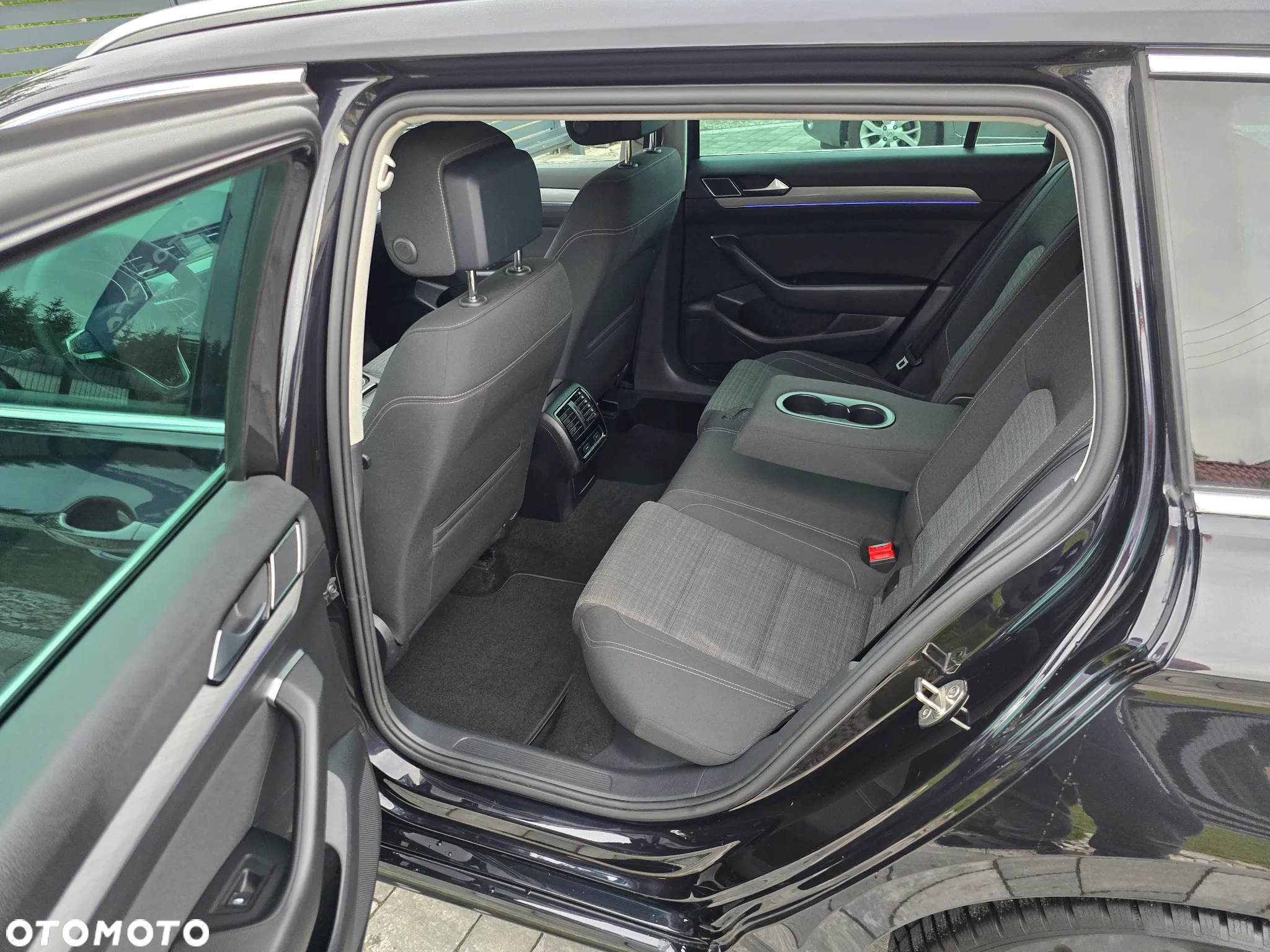 Volkswagen Passat Variant 2.0 TDI SCR DSG R-Line - 11