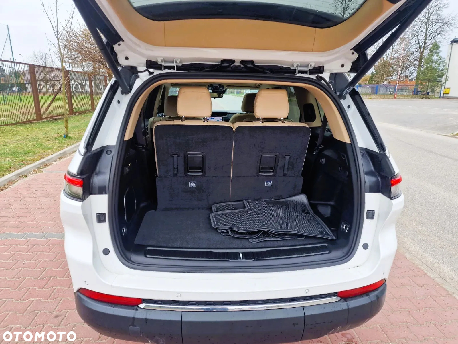 Jeep Grand Cherokee - 12