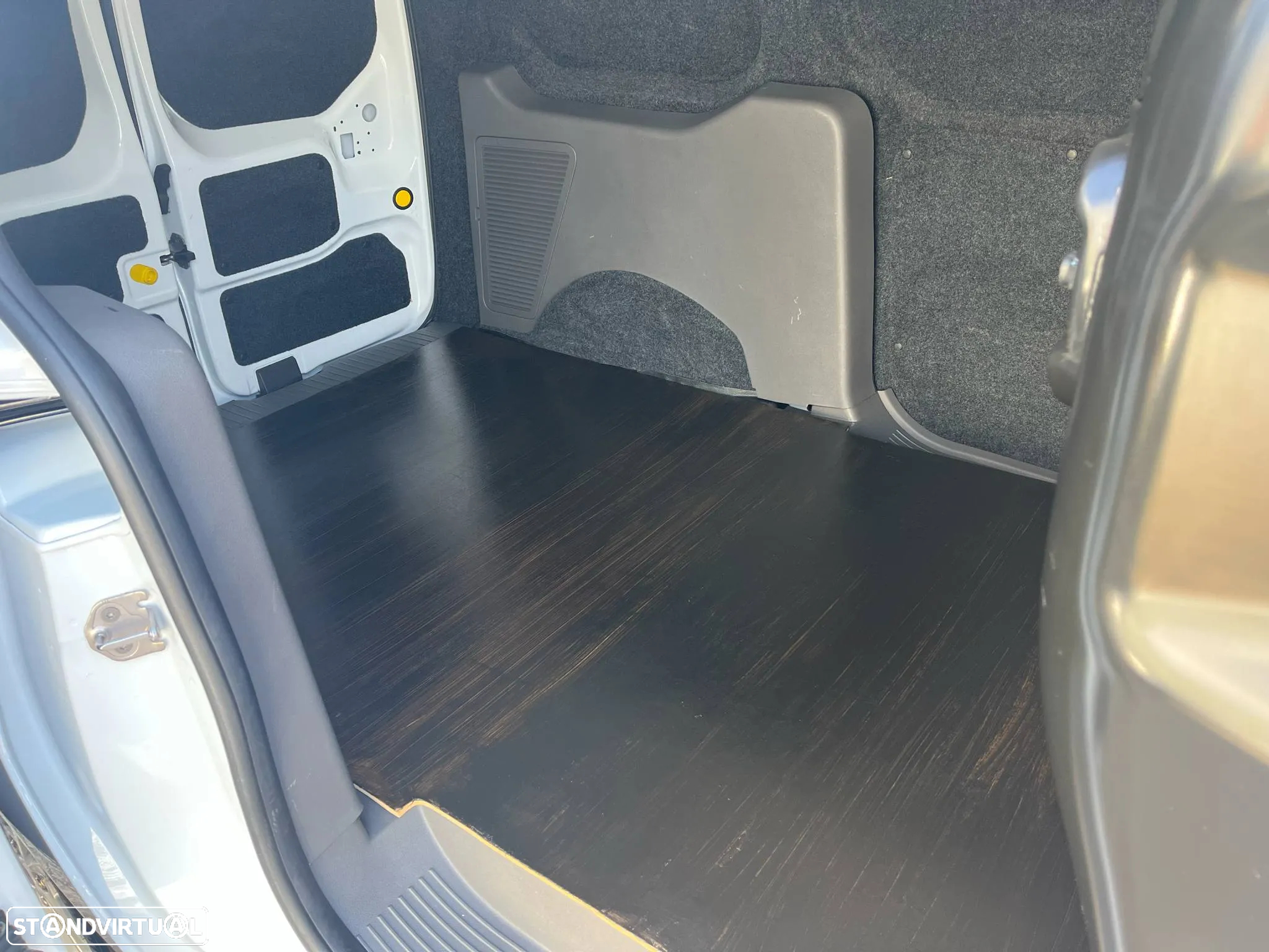 Ford Transit Connect L2 Trend Aut. 1.5 TDCi 120cv (caixa automática) - 28