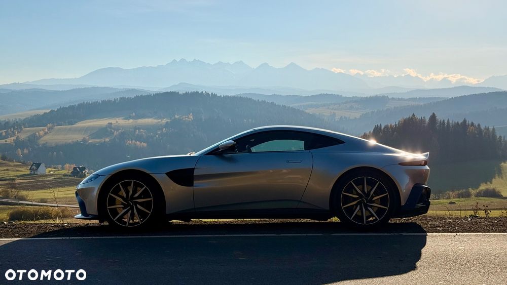 Aston Martin Vantage - 2
