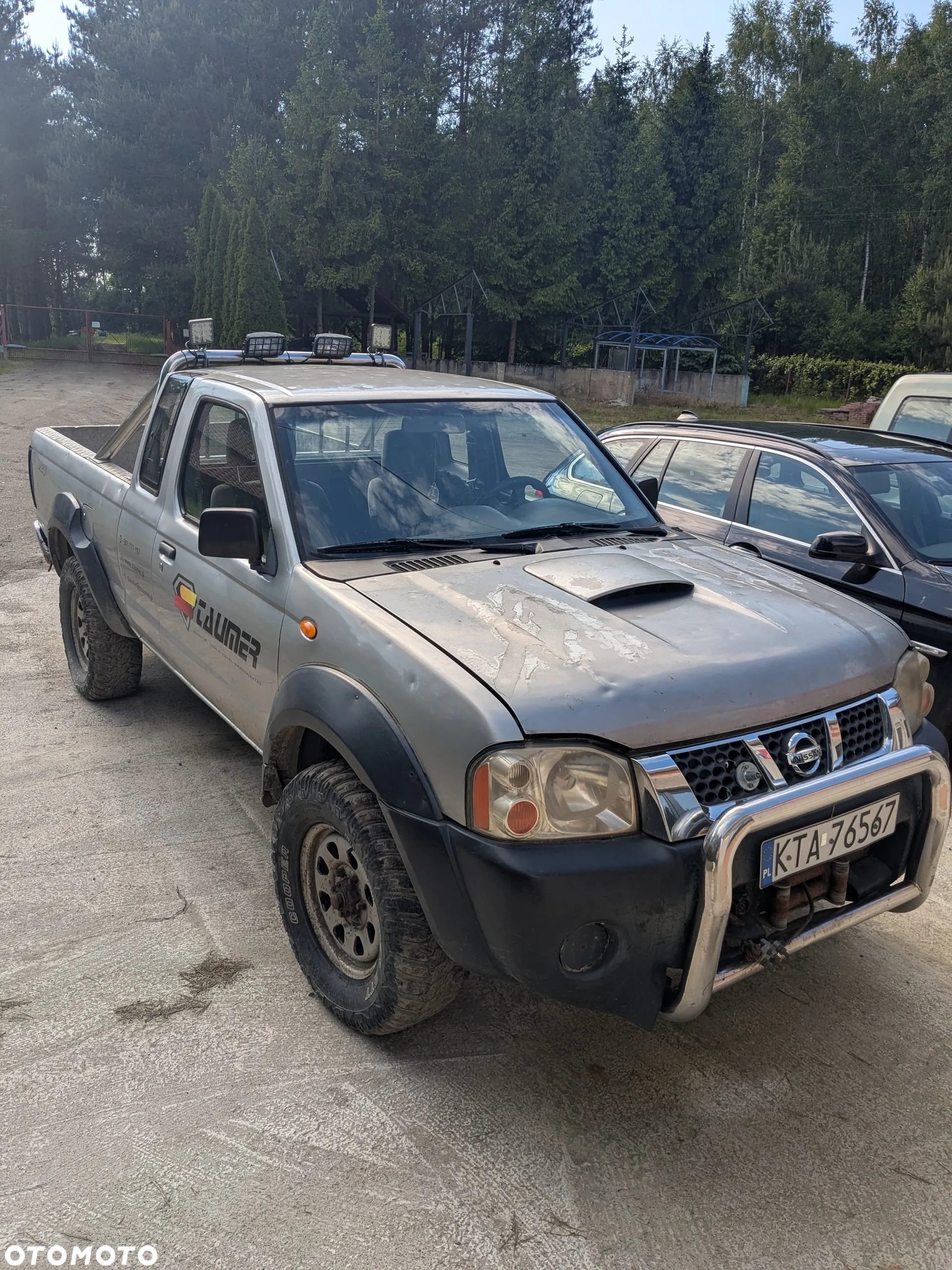 Nissan Pickup - 2