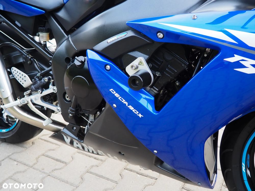 Yamaha R1 - 24