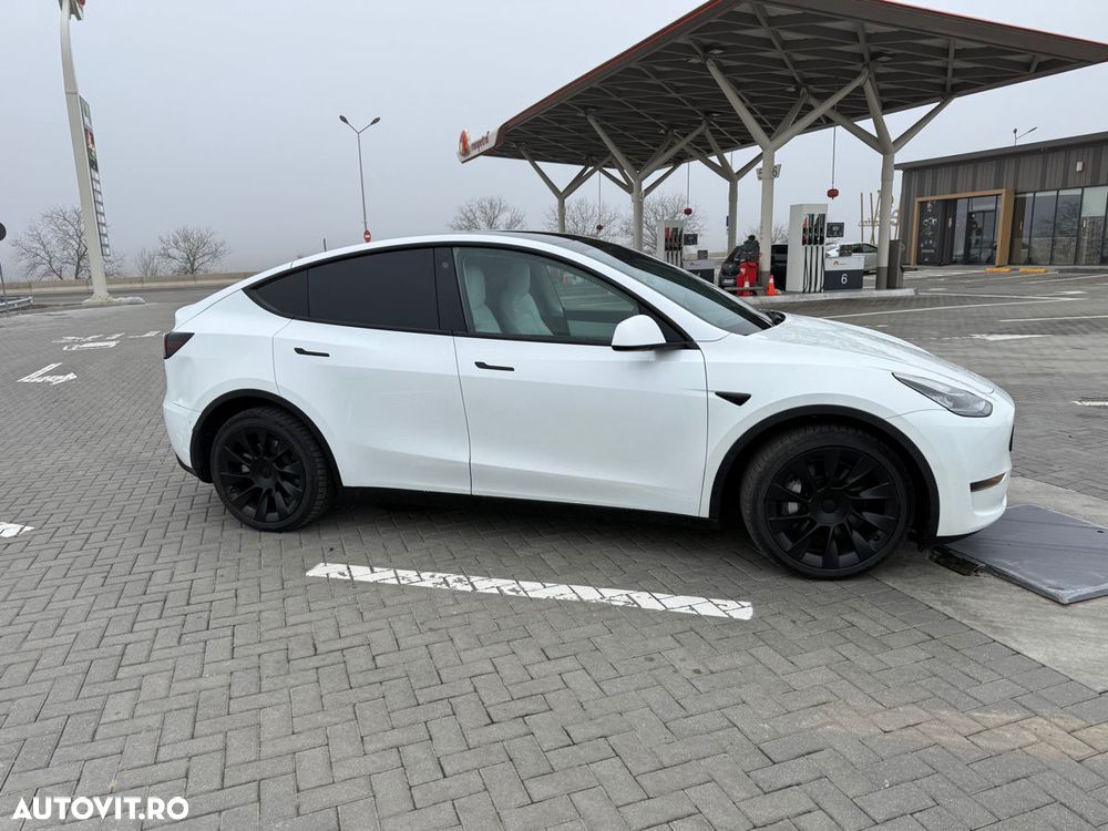 Tesla Model Y - 3