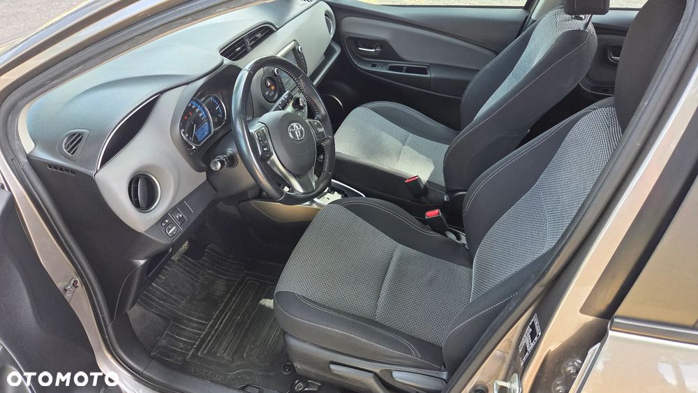 Toyota Yaris Hybrid 100 Dynamic - 8