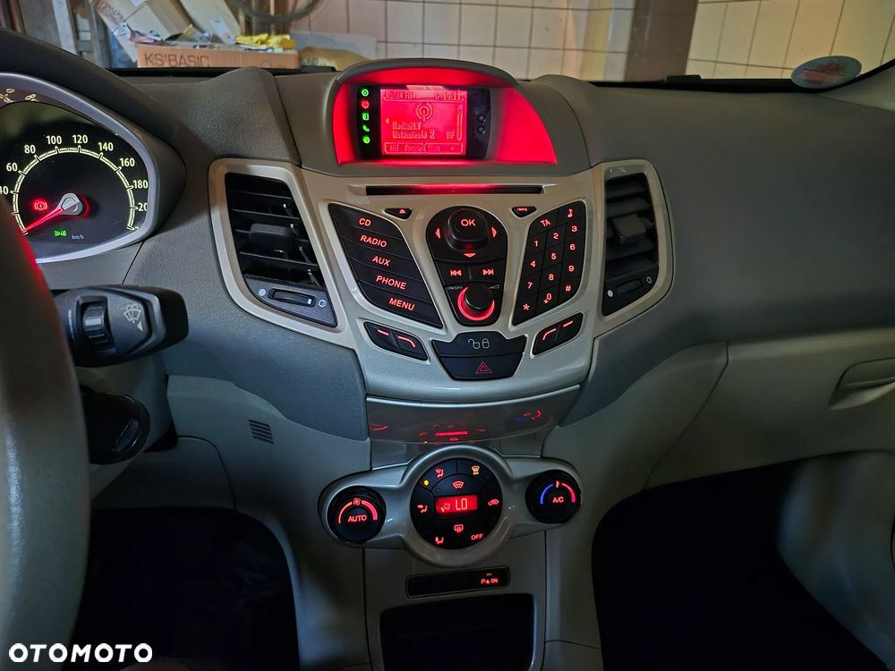 Ford Fiesta 1.6 Ghia - 11