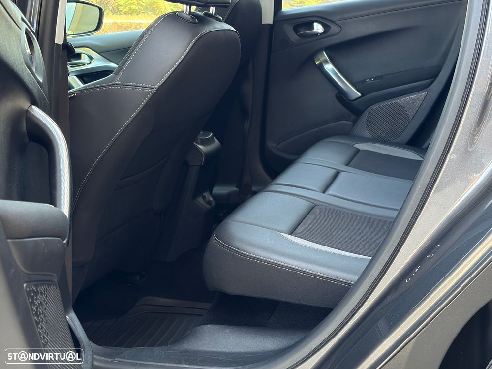 Peugeot 2008 1.2 PureTech Allure EAT6 - 29