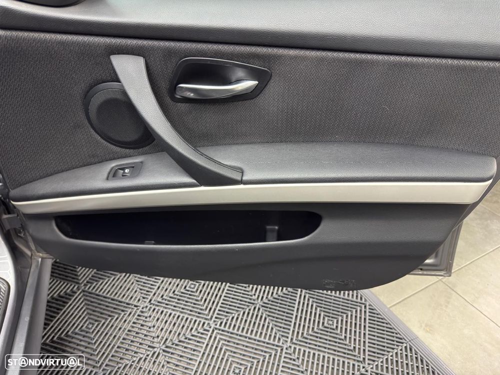 BMW 318 d Navigation Sport - 24