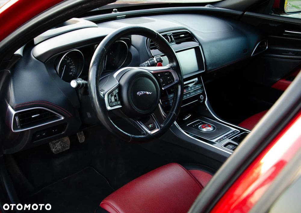 Jaguar XE - 13