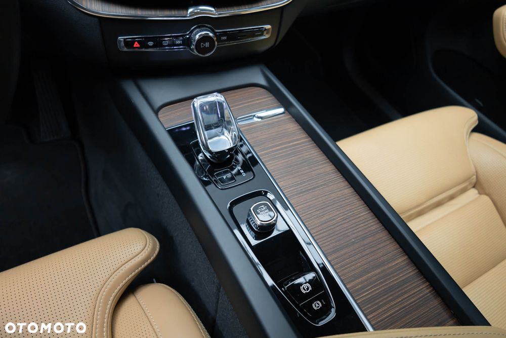 Volvo XC 60 B4 D AWD Ultimate Bright - 19