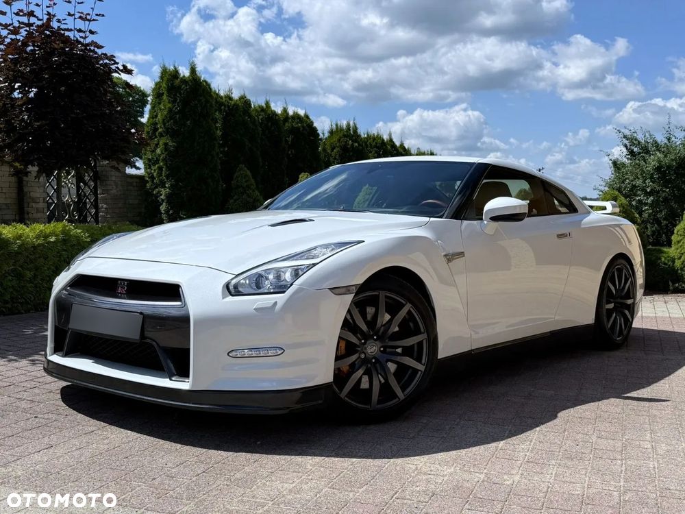 Nissan GT-R - 1