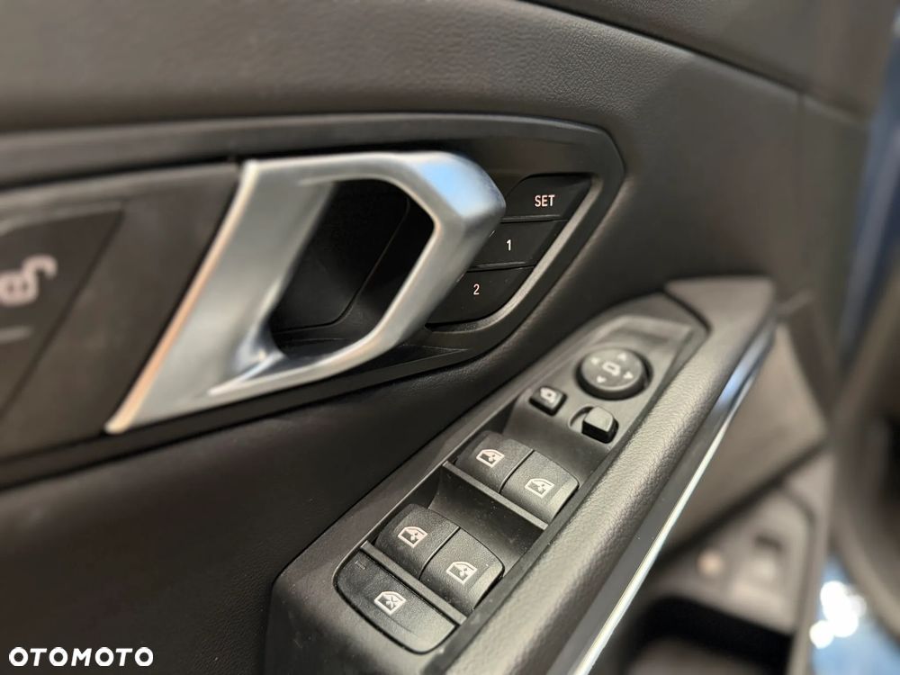 BMW Seria 3 330e xDrive M Sport sport - 13