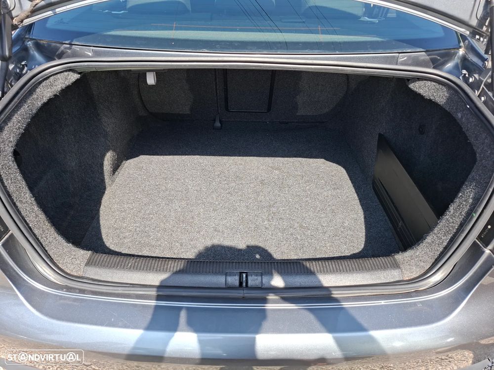VW Jetta 1.6 TDi Confortline - 20