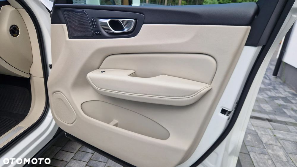 Volvo XC 60 B5 B AWD Momentum Pro - 32