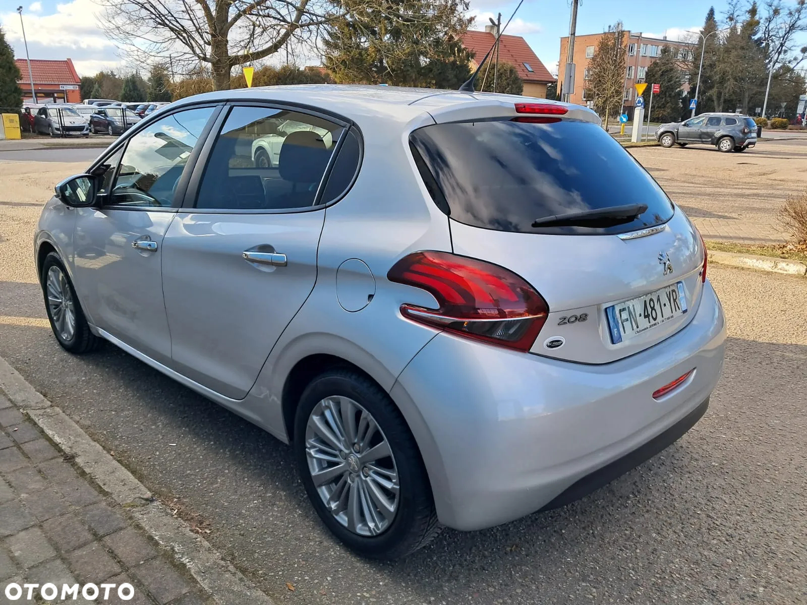 Peugeot 208 - 8