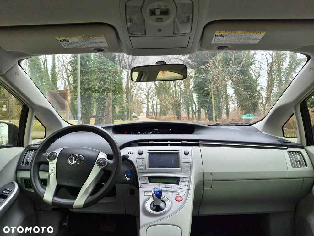 Toyota Prius Hybrid Executive - 16