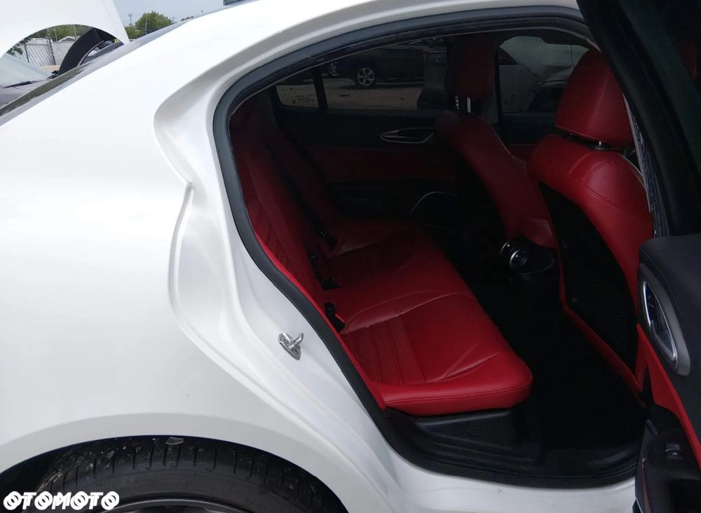 Alfa Romeo Giulia 2.0 Turbo 16V AT8-Q4 Ti - 10