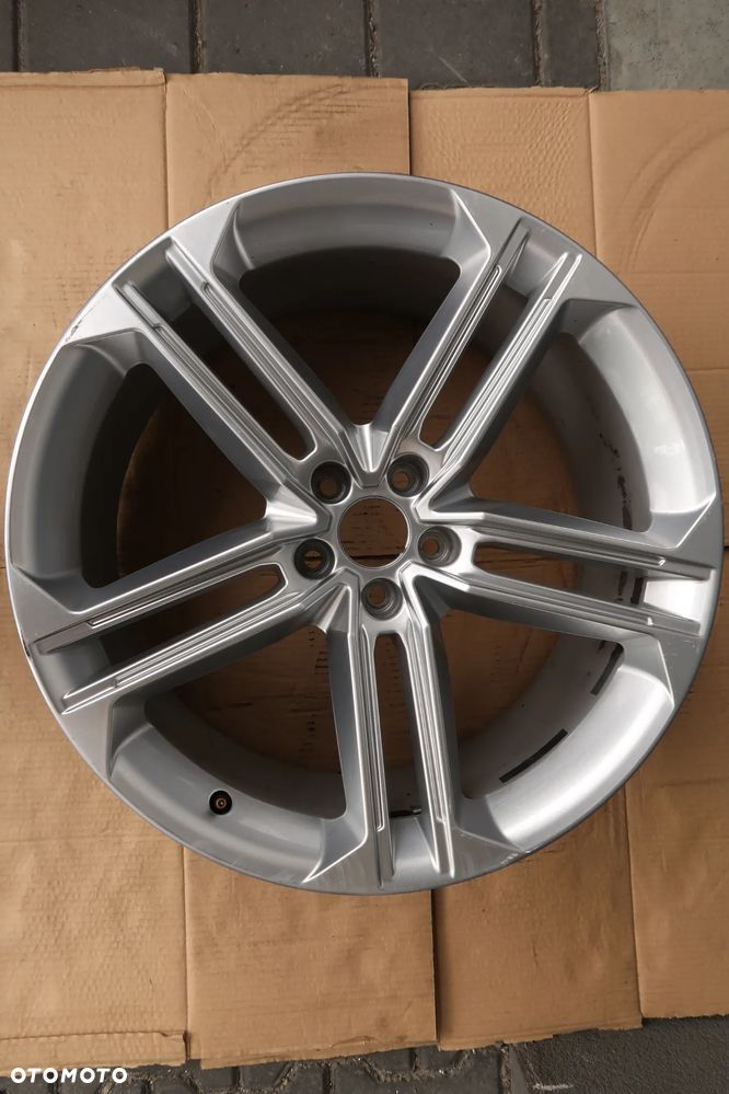 C32/C33 FELGA ALUMINIOWA AUDI A8 S8 4N0601025F 9X21ET37 - 2
