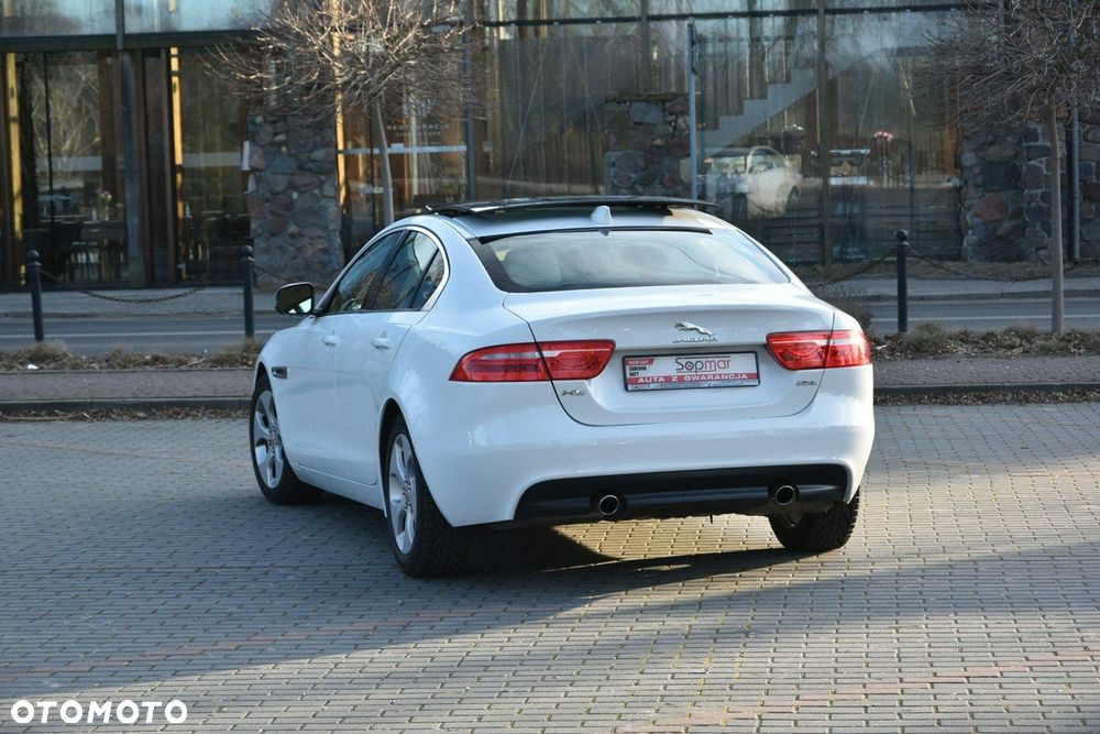 Jaguar XE - 4
