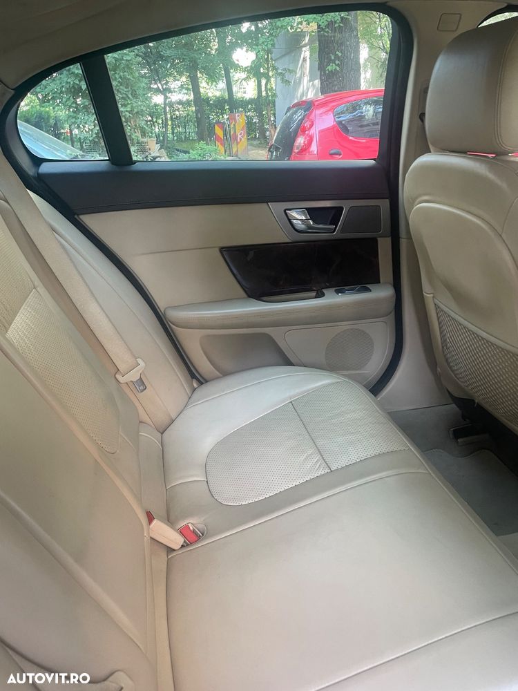 Jaguar XF 2.7D Luxury - 10