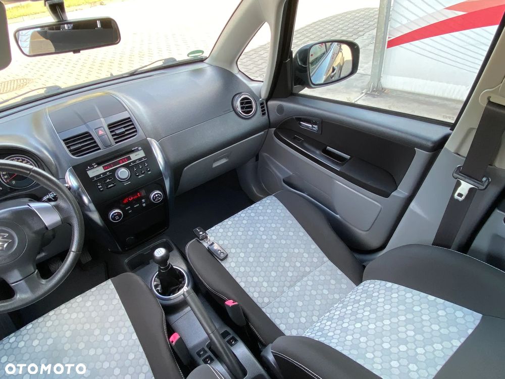 Suzuki SX4 1.6 Comfort Plus - 32