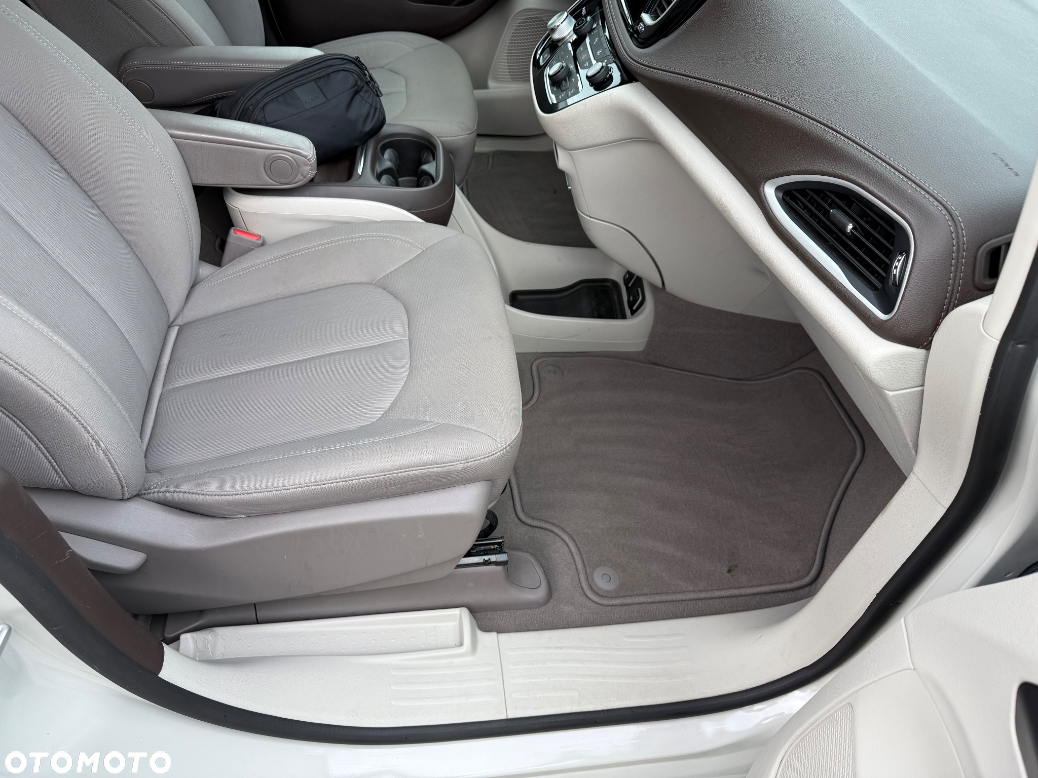 Chrysler Pacifica - 24