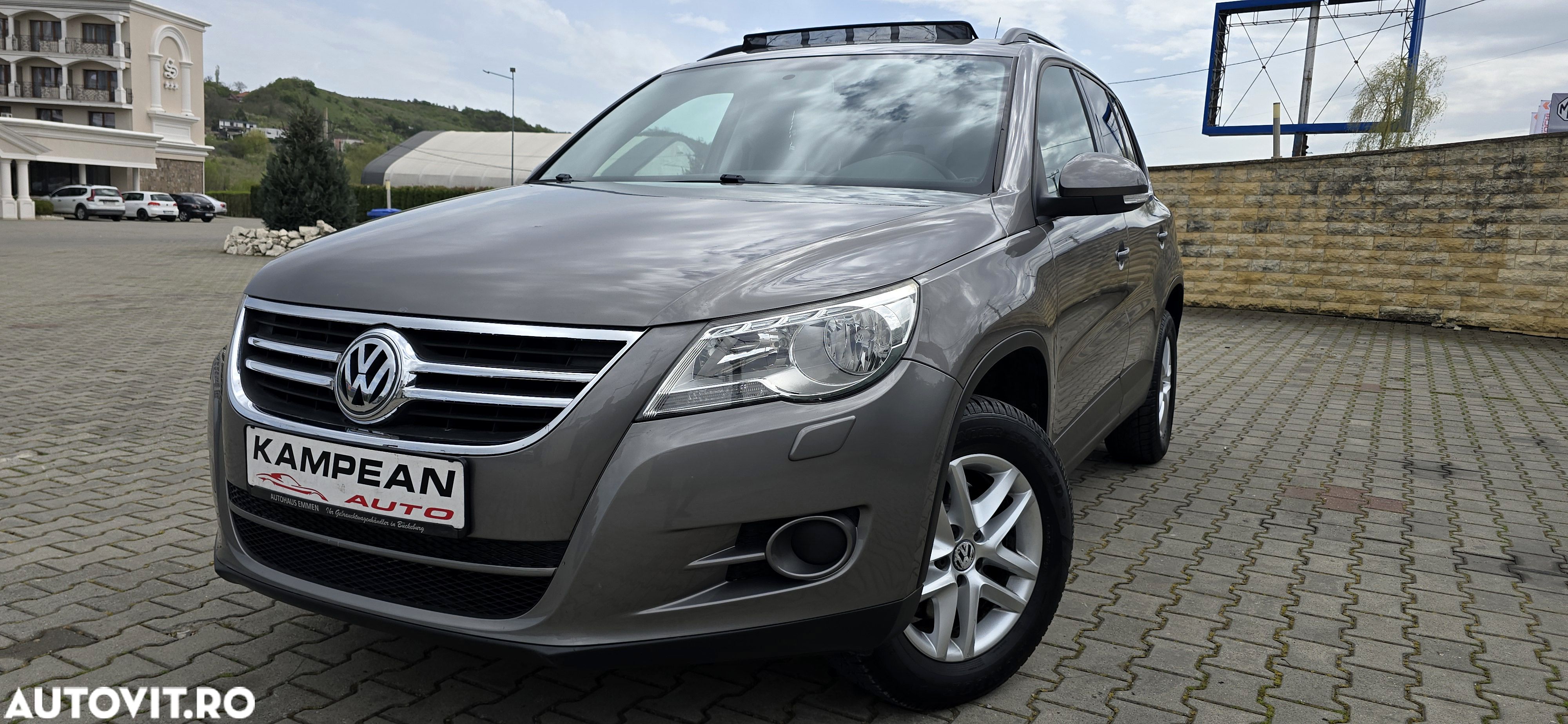 Volkswagen Tiguan - 1
