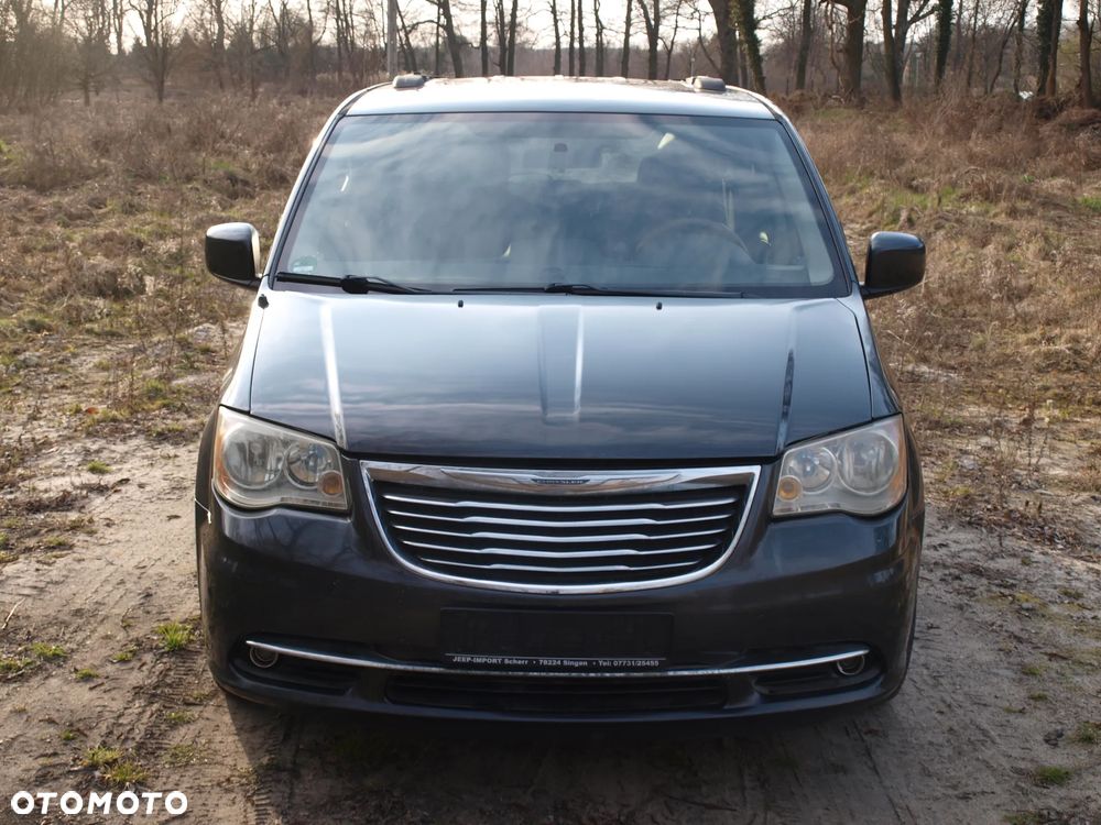 Chrysler Town & Country - 2