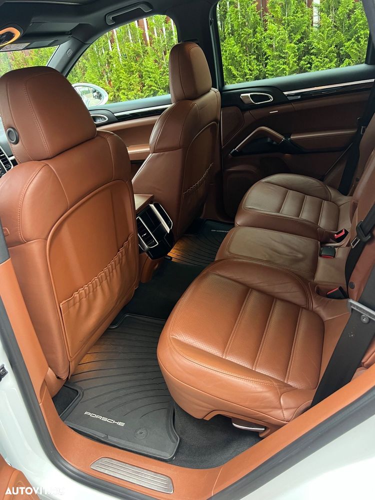 Porsche Cayenne 3.0 L - 6