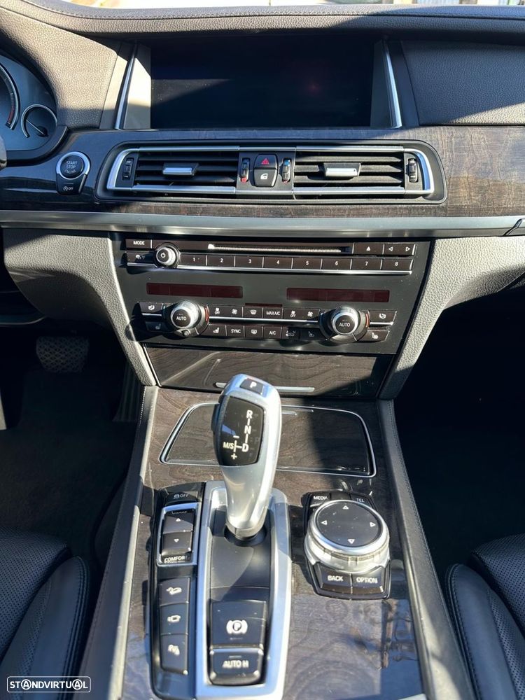 BMW 750 d xDrive Pack M - 29