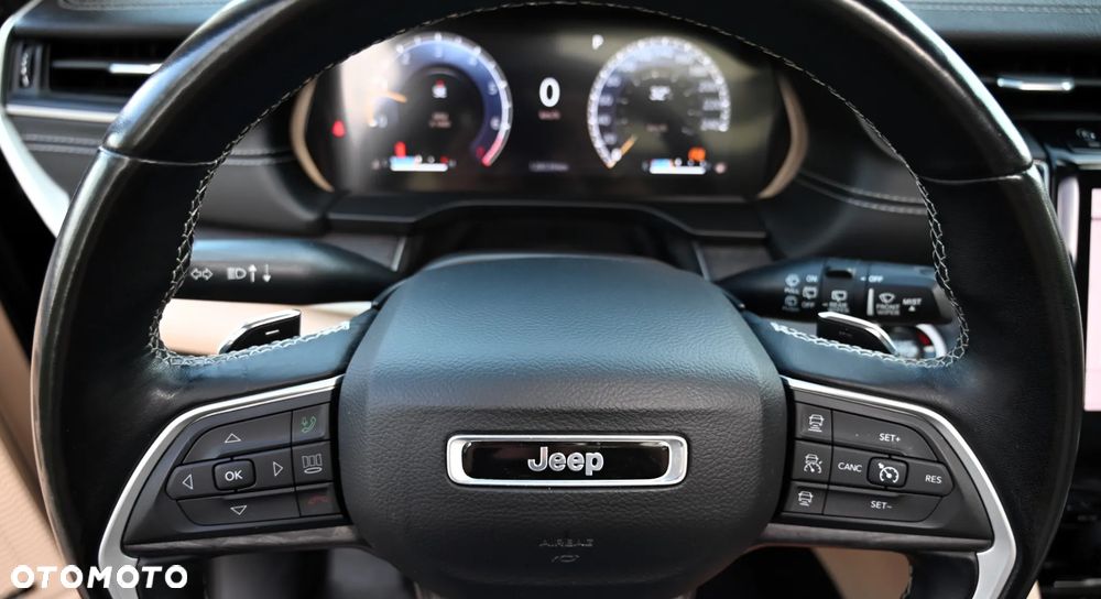 Jeep Grand Cherokee - 32