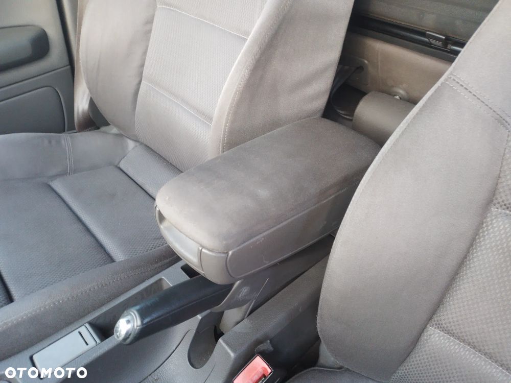 AUDI A4 B6 AVANT 1.9 TDI AVF -  PODŁOKIETNIK - 1