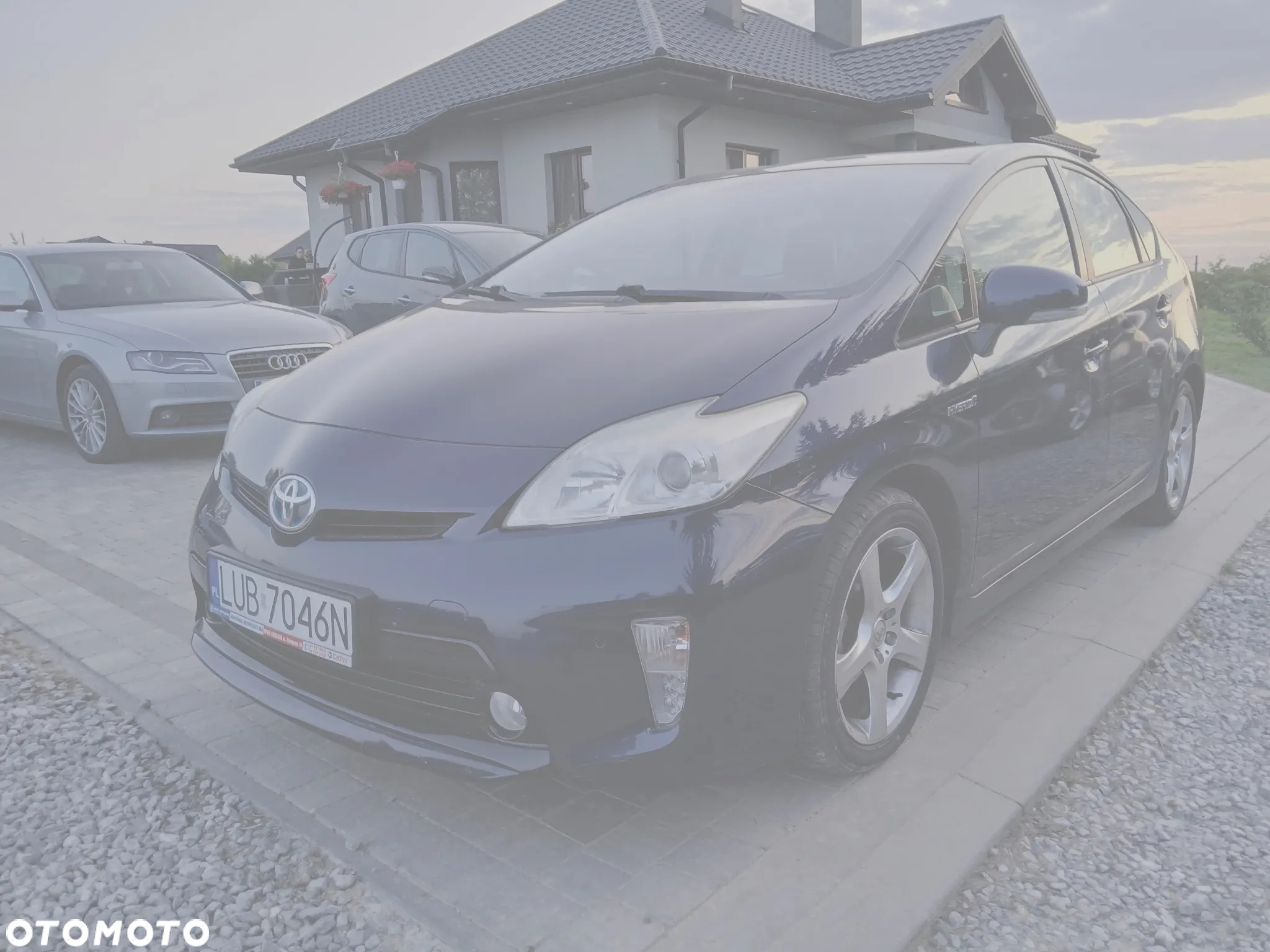 Toyota Prius (Hybrid) Comfort - 3