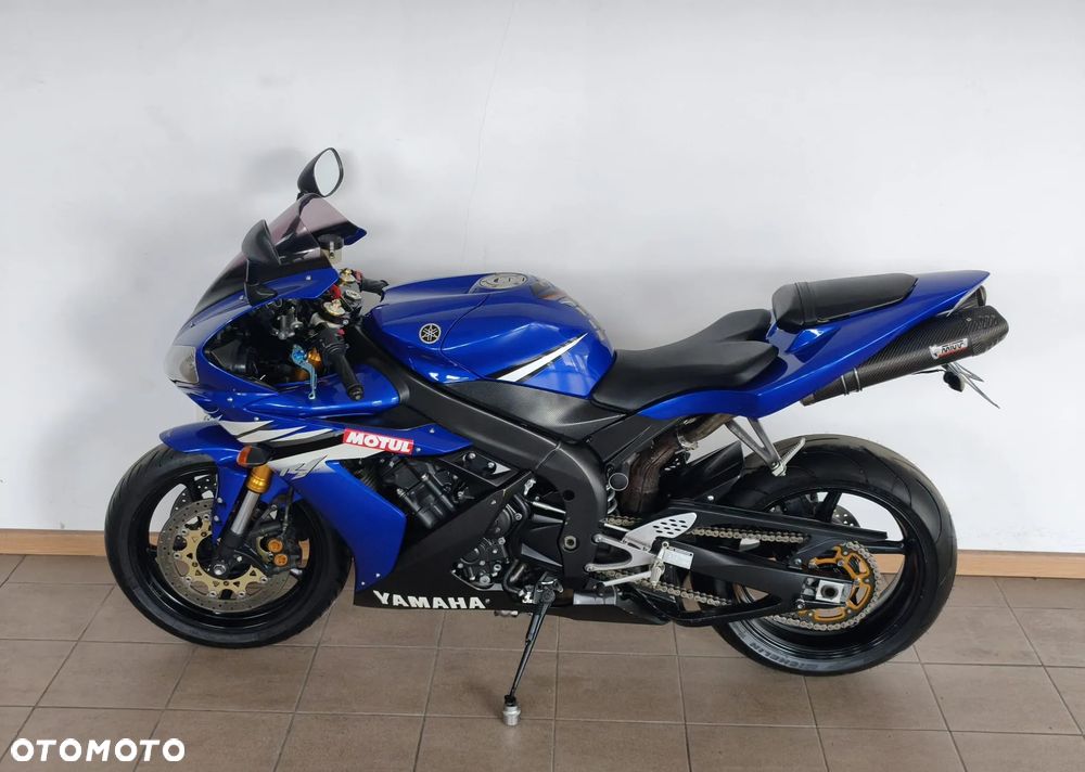 Yamaha R1 - 11