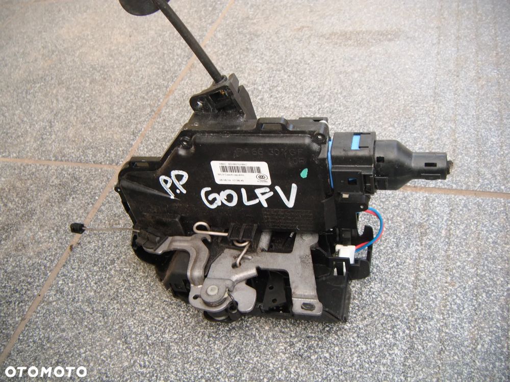 vw golf V    zamek drzwi prawy przód