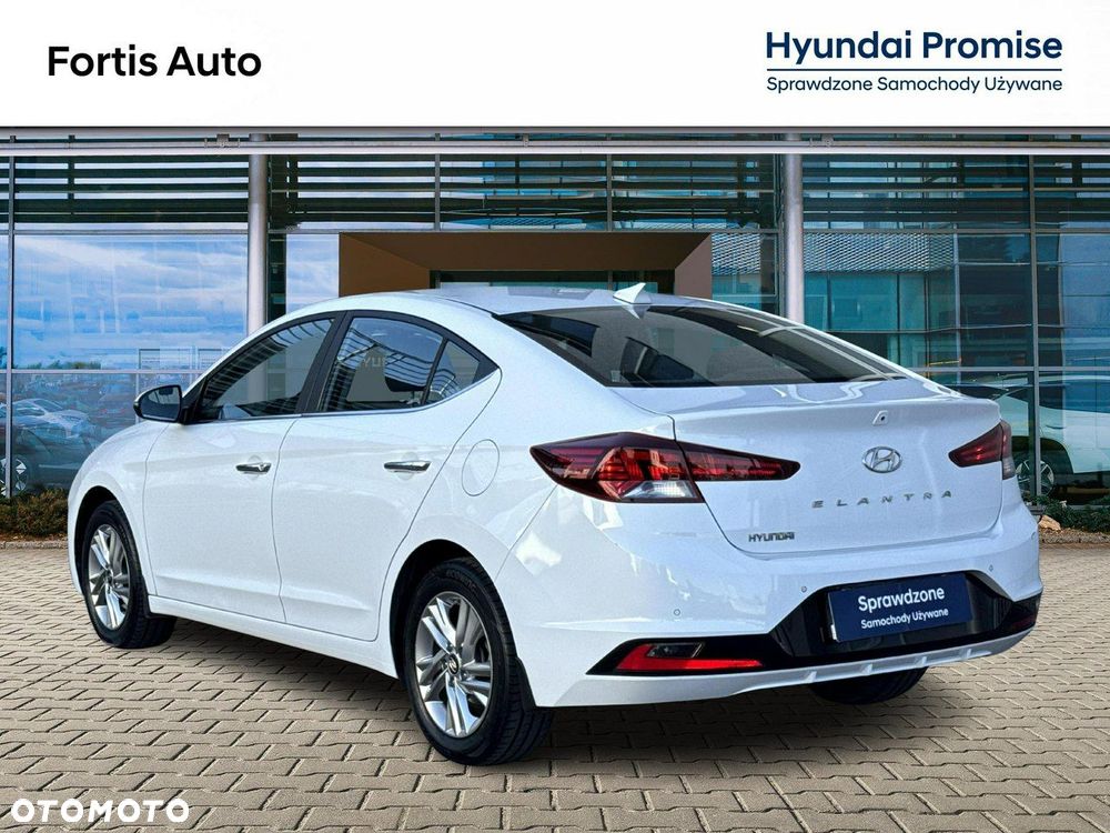 Hyundai Elantra 1.6 Comfort Premiere - 3