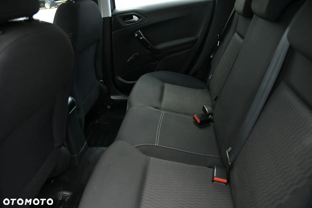 Peugeot 208 - 23