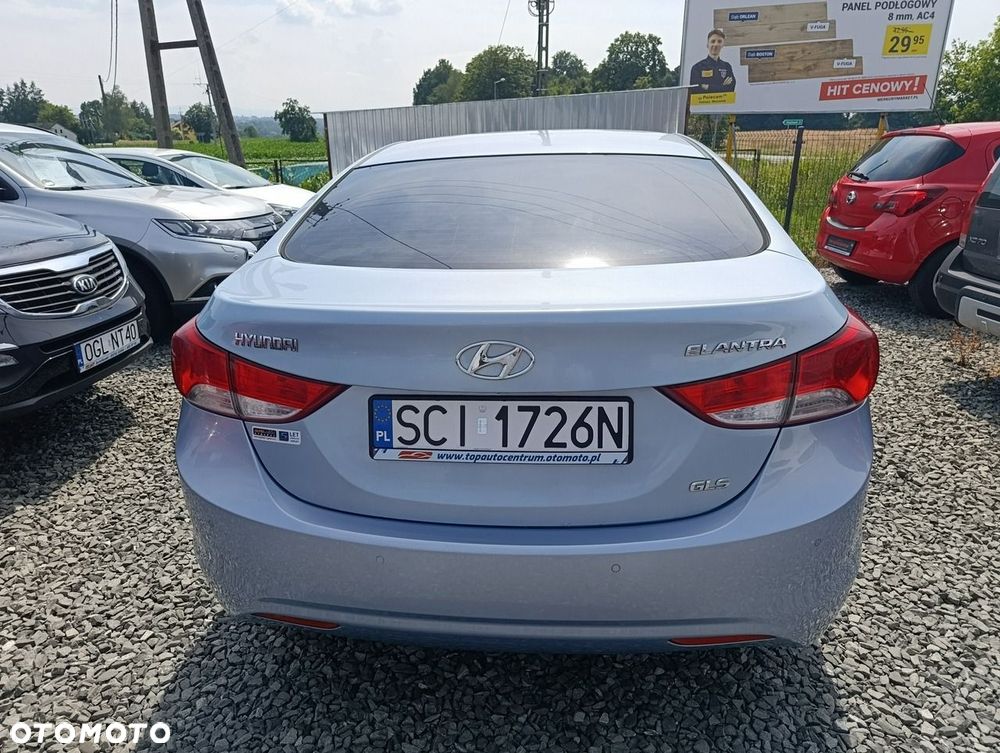 Hyundai Elantra - 4