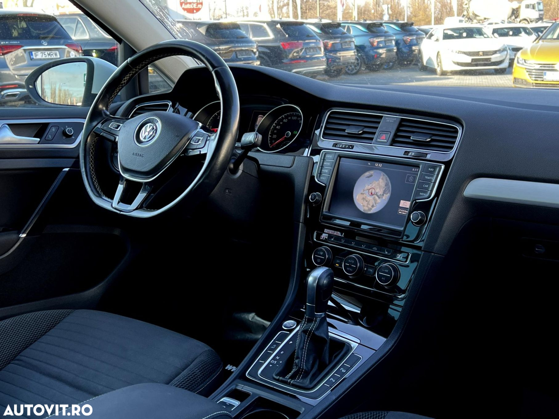 Volkswagen Golf - 8