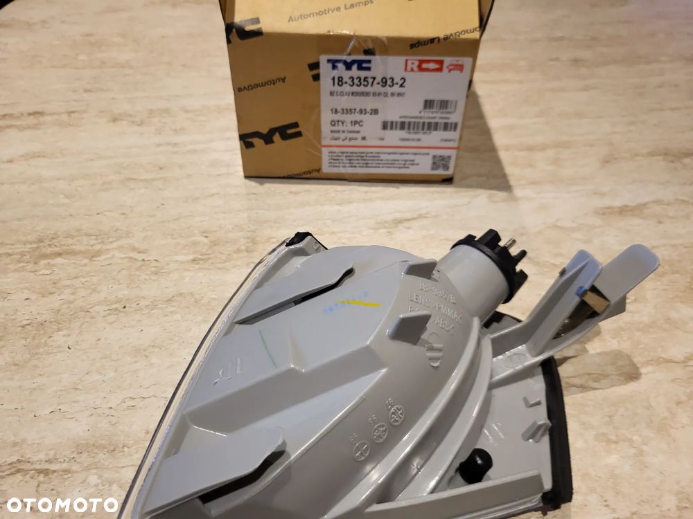 Lampa kierunkowskazu migacz  przód Prawy  (biały, PY21W MERCEDES C-KLASA W202 03.93-03.01 - 2